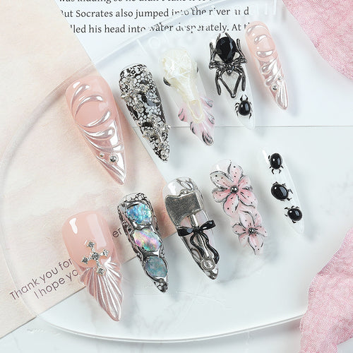 Kreatives Kunstnagelset mit Halloween-Motiven und filigranen Details Karnz