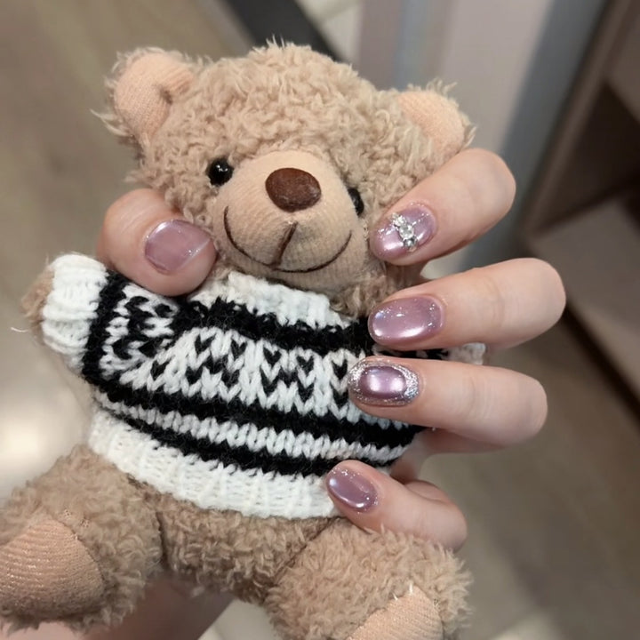 Elegante, mit Kristallen verzierte Nagelspitzen