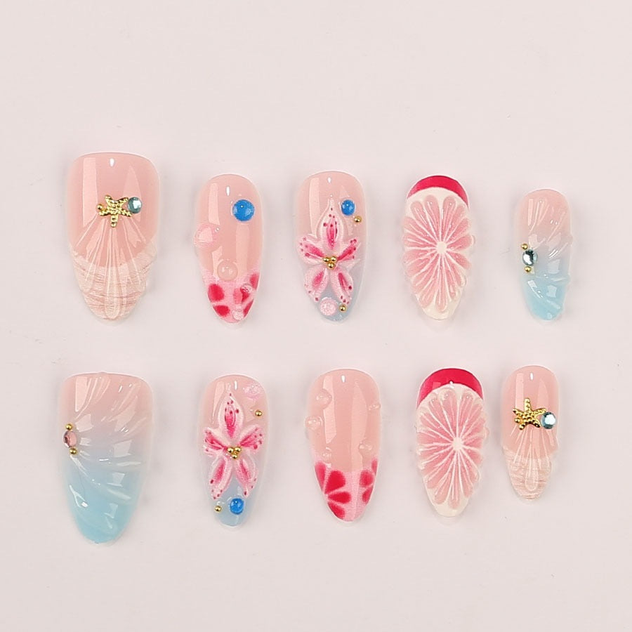 Kunstnagelset mit maritimen Motiven und luxuriösen Glitzerakzenten Karnz