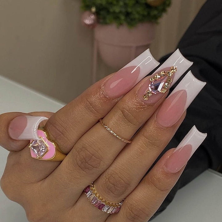 Glamouröse Acryl-Nägel Karnz