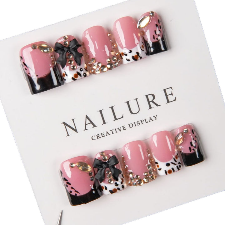 Dekorative Press-On Nagelkunst mit Edelsteindetails