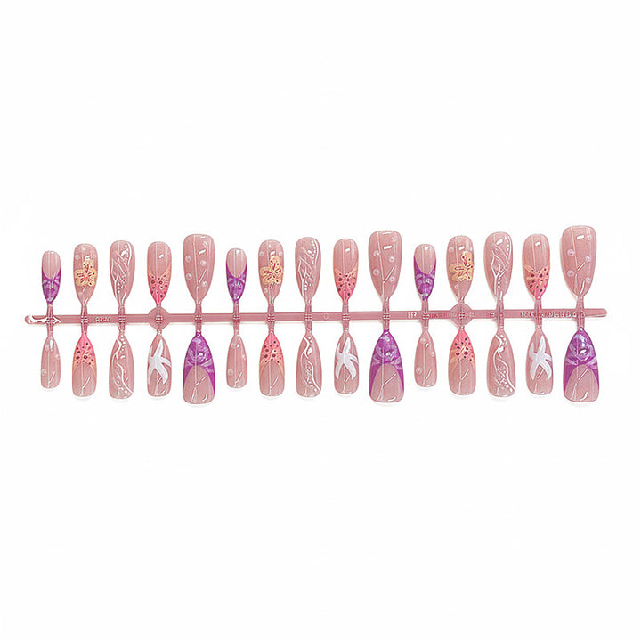 Künstlerisches floral Press-on Nageldesign Karnz