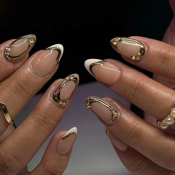 Dekorative Press-On Nagelkunst mit goldenen Akzenten