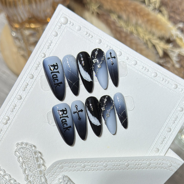Künstlerisches Press-On Nagelset mit gotischem Feder- und Kreuzdesign Karnz