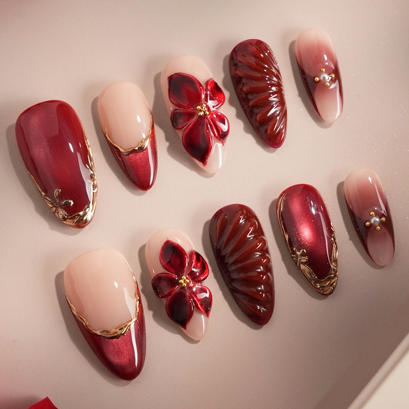 Dekoratives Press-On Nagelkunstset mit floralen und glänzenden Akzenten Karnz