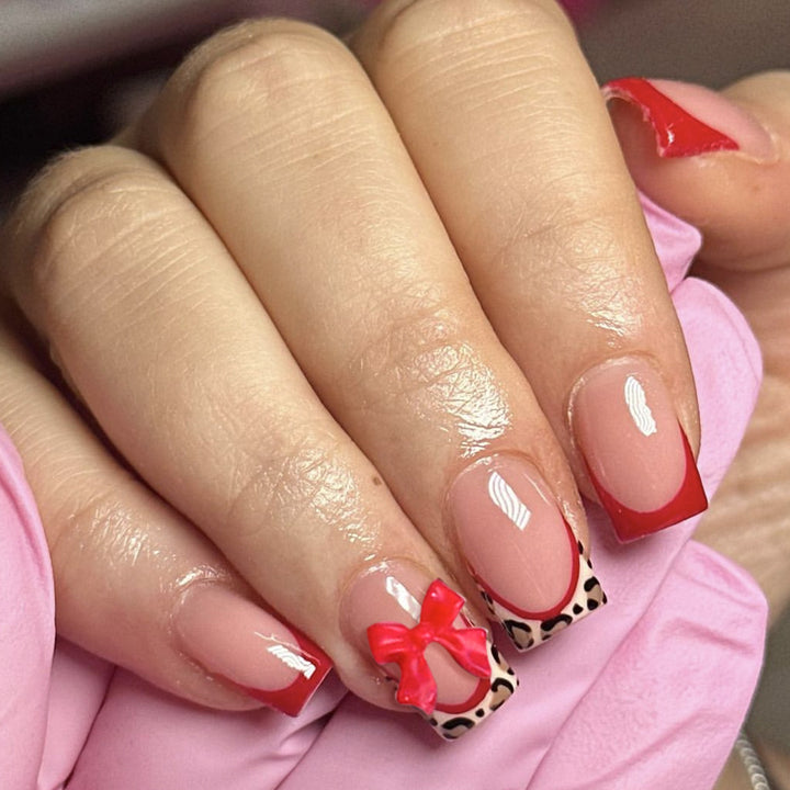 Dekorative Acryl-Nagelkunstverlängerungen mit Schleifenakzenten Karnz