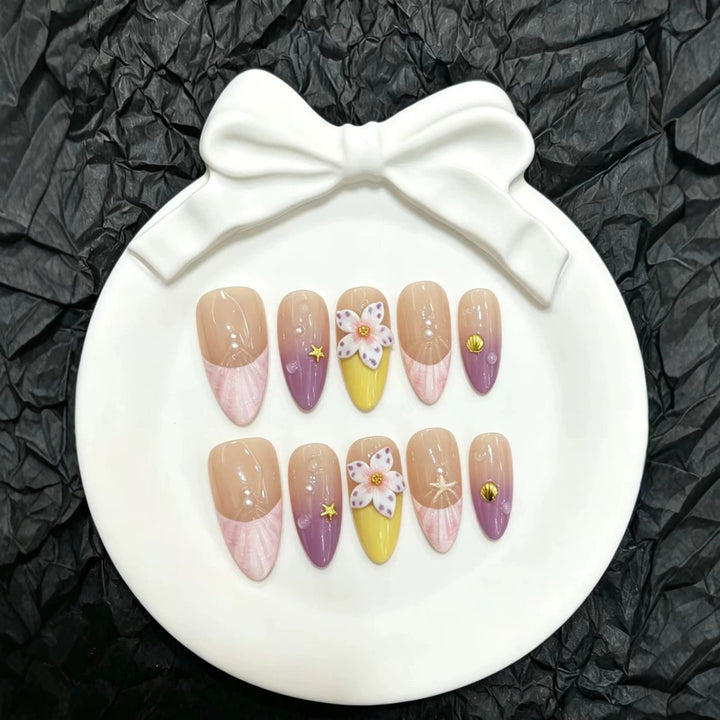 Blumenverziertes Press-On Nagelkunst-Set