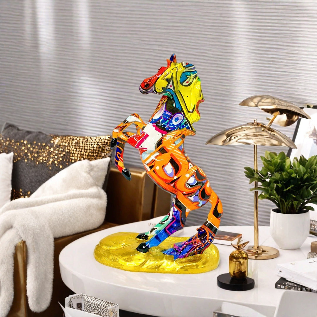 Kunstvolle Pferdefigur im modernen Design Karnz