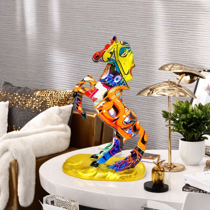 Kunstvolle Pferdefigur im modernen Design Karnz
