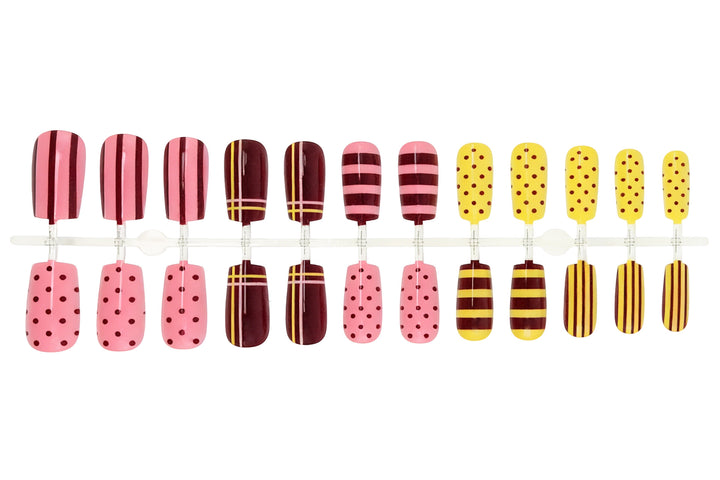 Kunstnagelset mit stilvollen geometrischen Designs Karnz