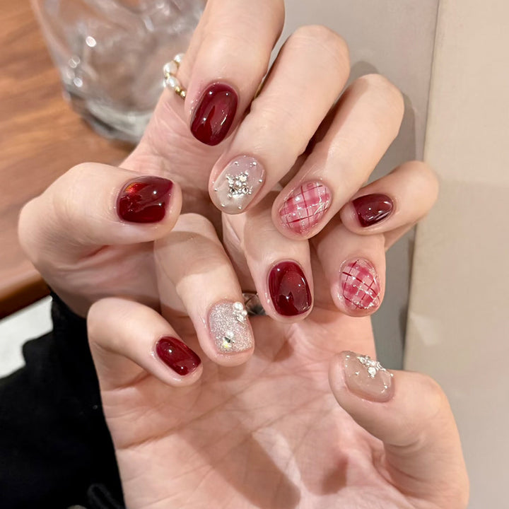 Elegantes dekoratives Nagelkunst-Set mit Juwelenakzenten Karnz