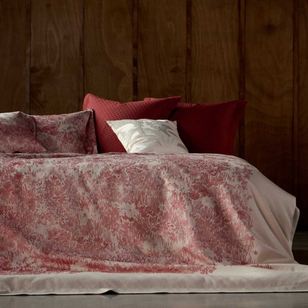 Bettwäschegarnitur aus Baumwollsatin mit floraler Jacquard-Tagesdecke und Kissenbezügen