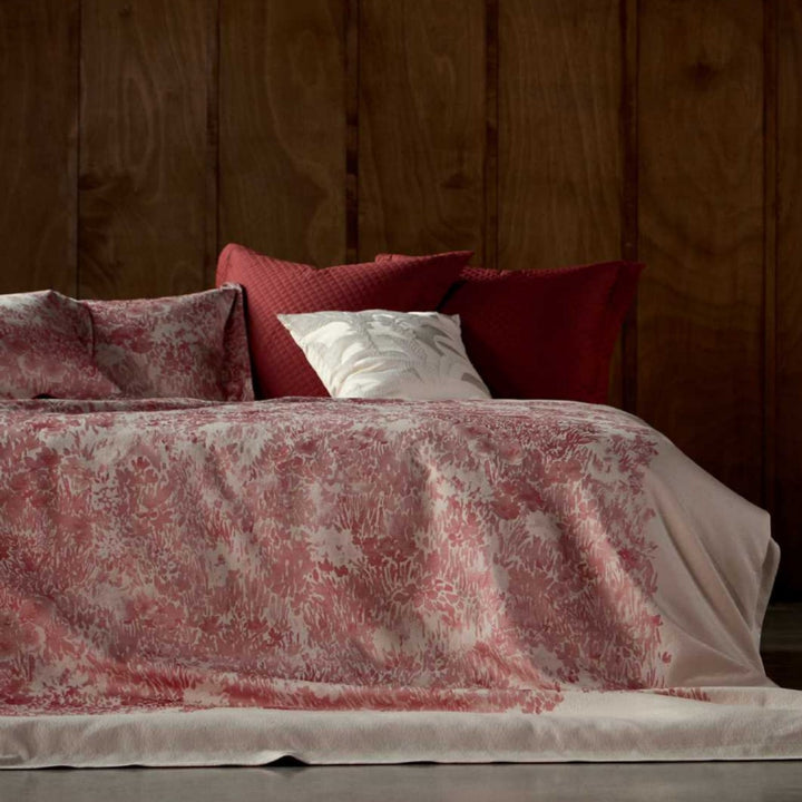 Bettwäschegarnitur aus Baumwollsatin mit floraler Jacquard-Tagesdecke und Kissenbezügen
