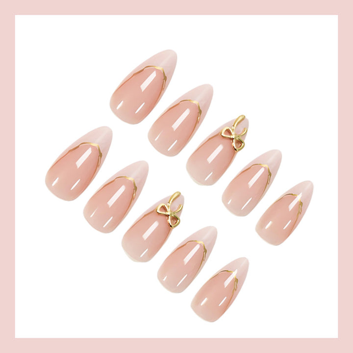 Kunstnagelset mit luxuriösen Spitzen und glamourösen Akzenten Karnz