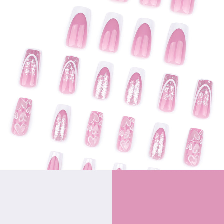 Kunstvolle Nagelverlängerungen mit modernem Glitzer-Design und Herzakzenten Karnz