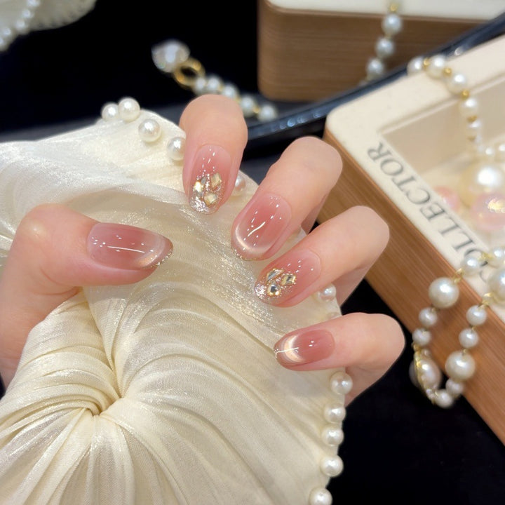Elegantes Press-On-Nagelset mit Schmuckakzenten
