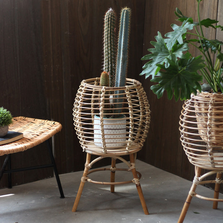 Handgefertigter Rattan-Hocker Karnz
