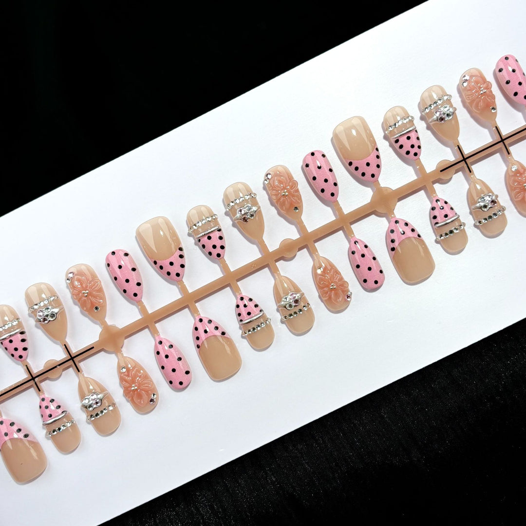 Dekorativer Press-On Nagelset mit eleganten Akzenten