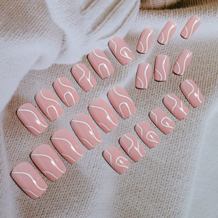 Elegantes Press-On-Nageldesign mit kunstvollem weißen Wirbel Karnz