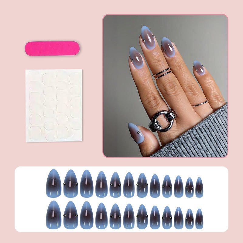 Kunstnagelset mit eleganten Farbverlauf und dekorativen Akzenten Karnz