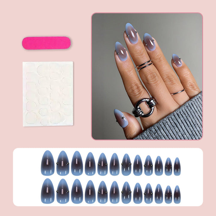 Kunstnagelset mit eleganten Farbverlauf und dekorativen Akzenten Karnz