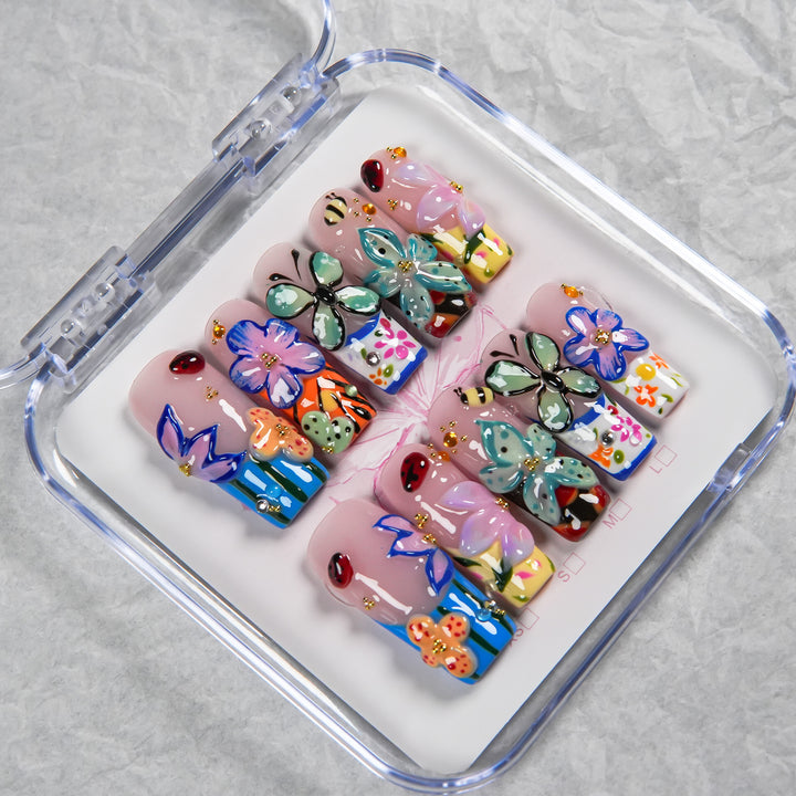 Künstlerisches Press-On-Nagelset mit buntem Design