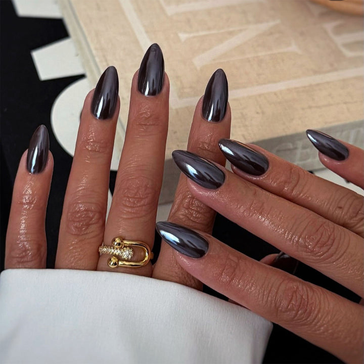 Elegante Stiletto-Nägel mit spiegelndem Finish Karnz