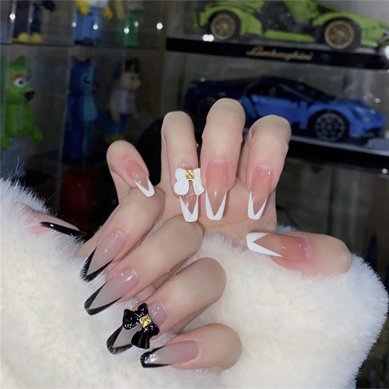Dekoratives florales Press-On-Nagelkunst-Set Karnz