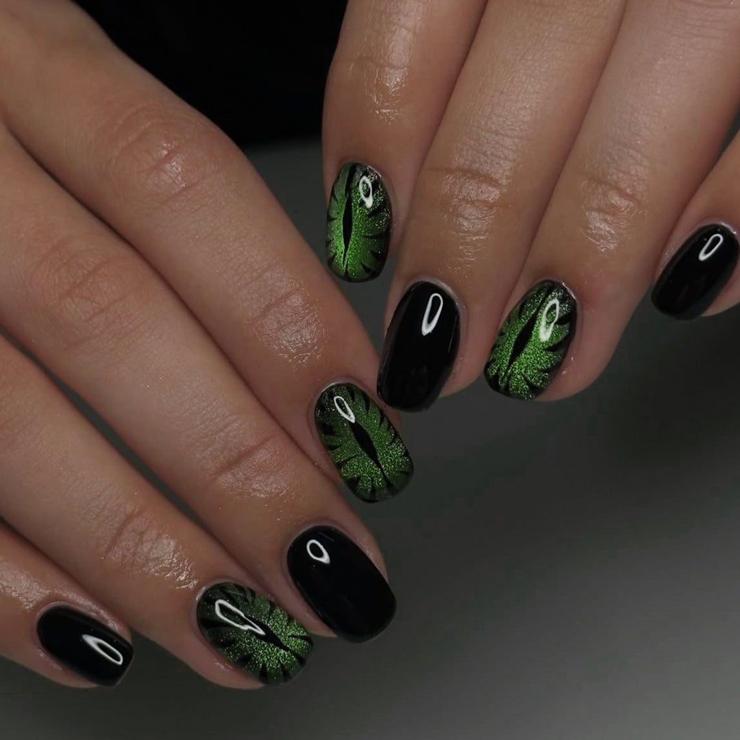 Kunstvolle Nagelverlängerungen mit kreativen Augen-Design Karnz
