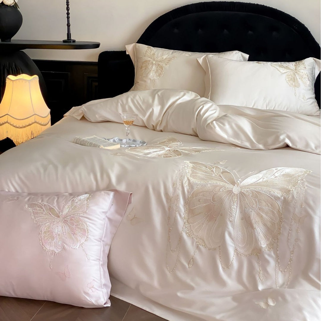 Luxuriöses Satin-Bettwäscheset mit bestickten Schmetterlingsmotiven und seidig-glänzendem Finish