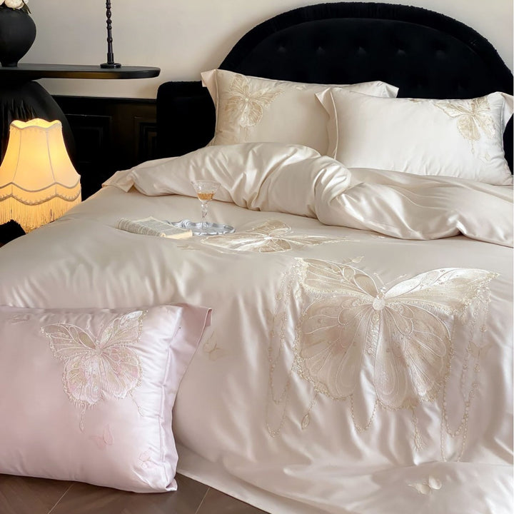 Luxuriöses Satin-Bettwäscheset mit bestickten Schmetterlingsmotiven und seidig-glänzendem Finish