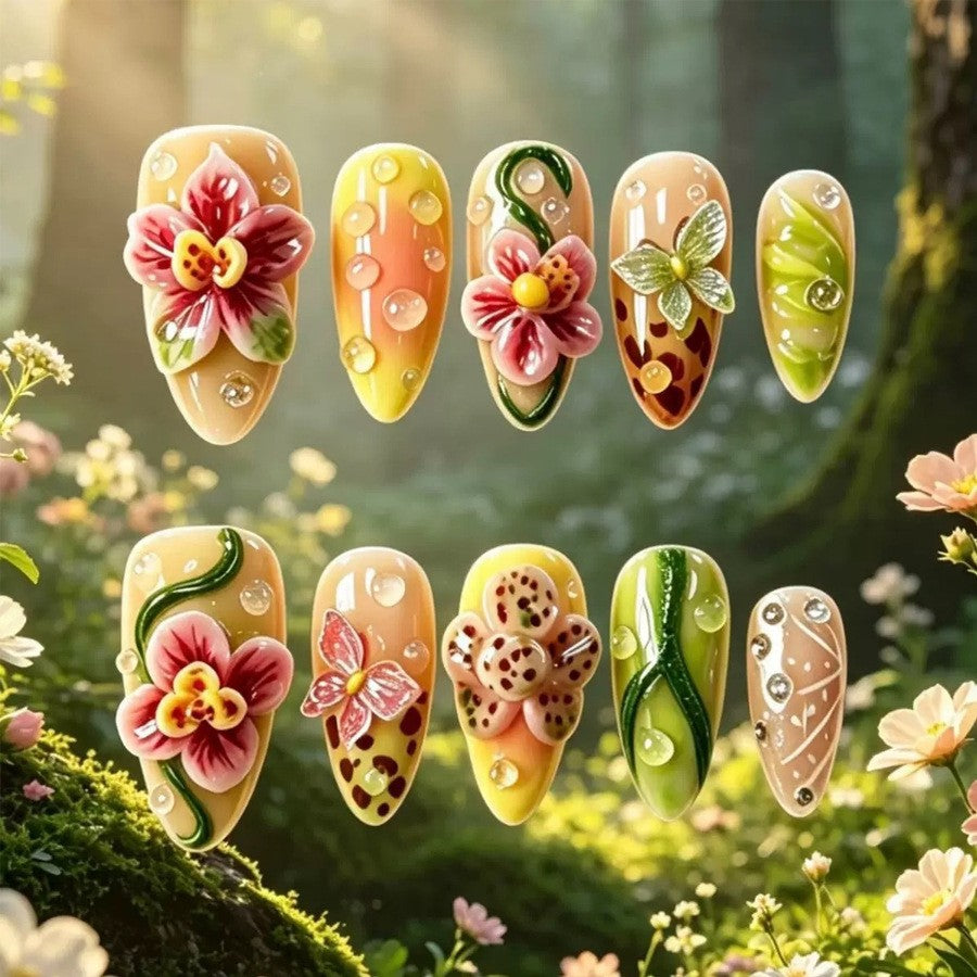 Kunstnagelset mit floralem Design und Akzenten Karnz