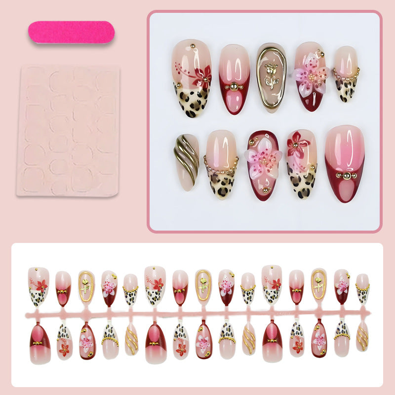 Kunstnagelset mit eleganten floralen und tierischen Akzenten Karnz