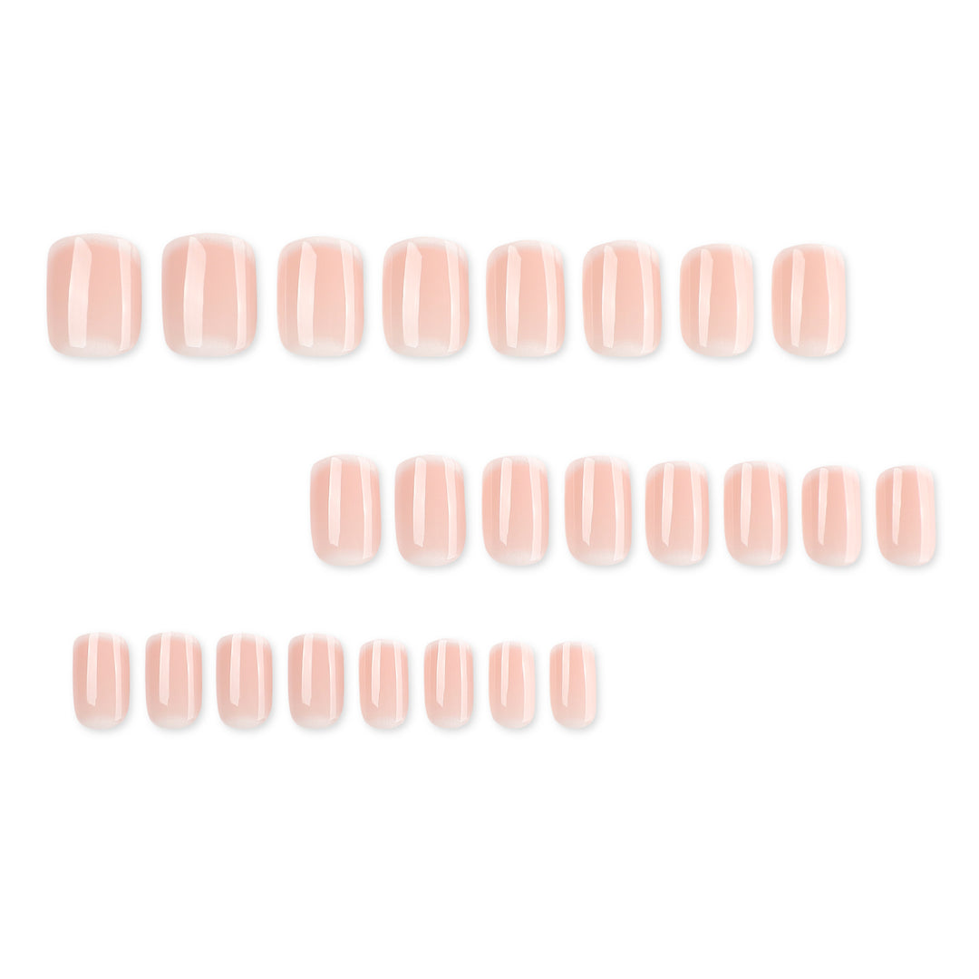 Premium Nagelkunst im eleganten French-Tip Design Karnz