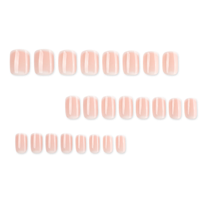 Premium Nagelkunst im eleganten French-Tip Design Karnz