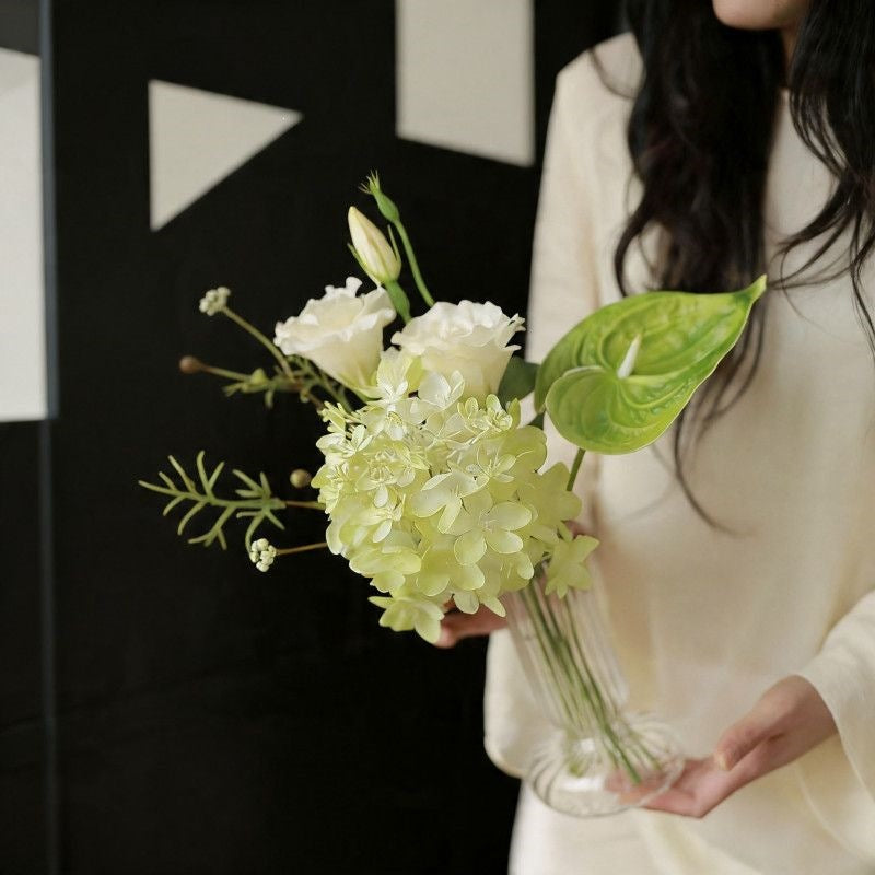 Lebensechte Blumenarrangement in elegantem Glasvase