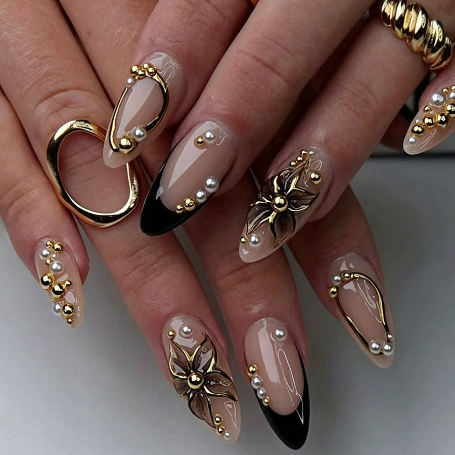 Elegante Kunstnägel mit Perlen- und Goldakzenten Karnz