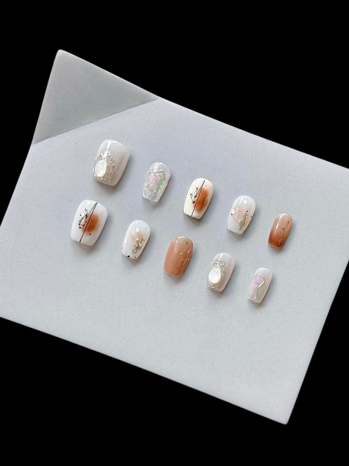 Künstlerisches Press-On Nagelkunst Set mit geometrischen und floralen Verzierungen