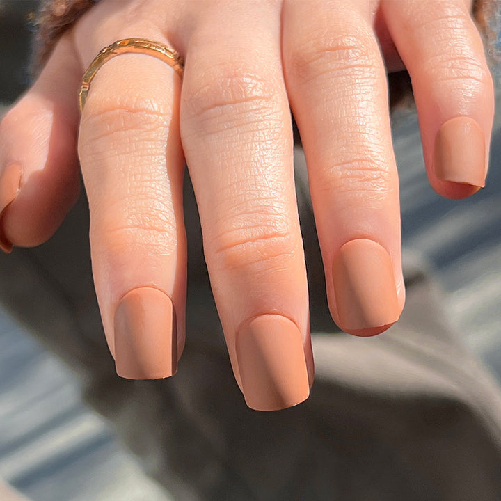 Künstliche Nagelkunst mit mattem Finish Karnz