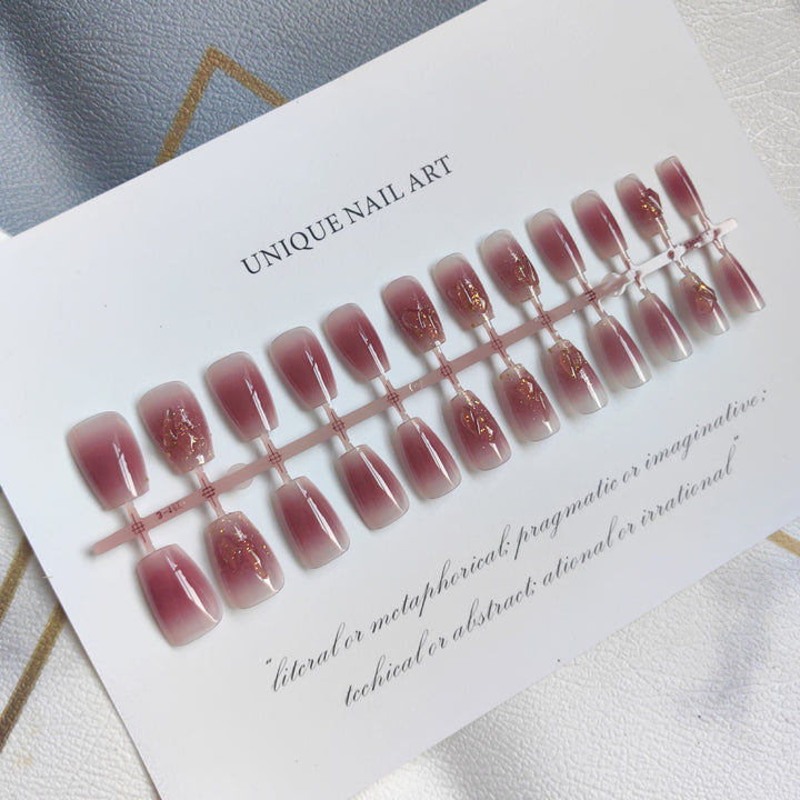 Stilvolle Kunstfingernägel mit Herz-Design und Glitzer Karnz