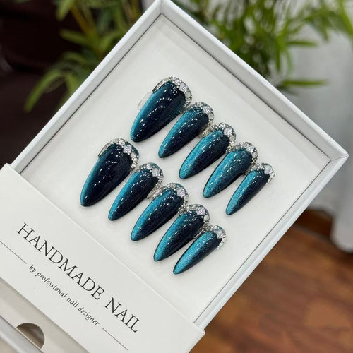 Elegantes Stiletto Press-On Nagelset mit Kristallakzenten