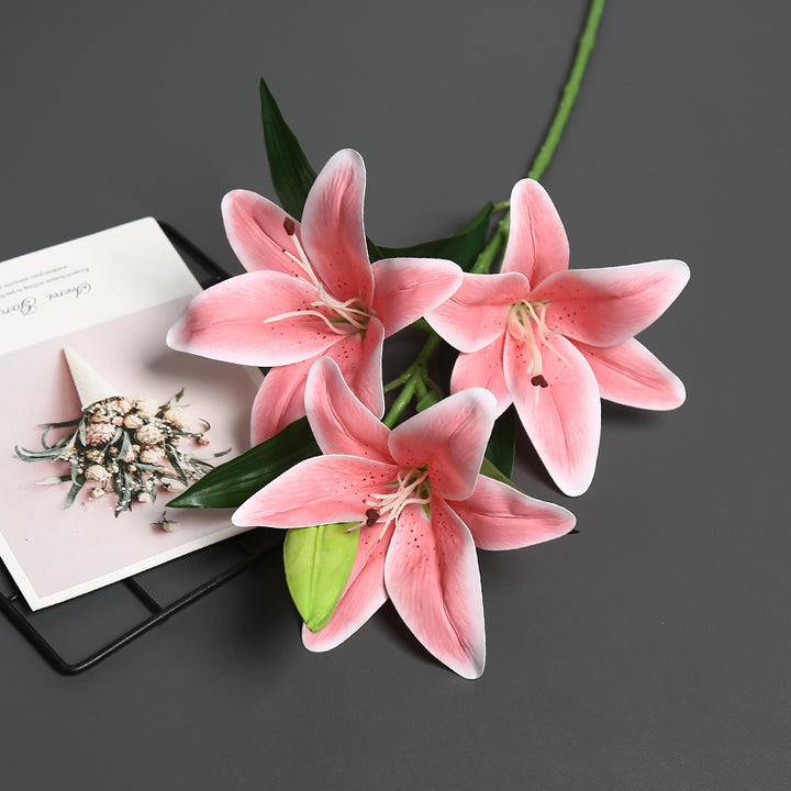 Lebensechter künstlicher Lilienstrauß