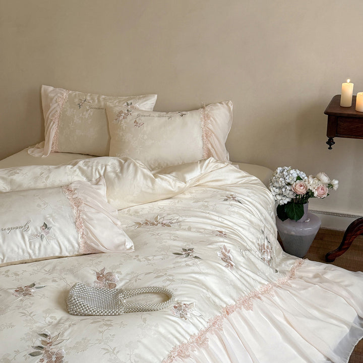 Romantisches Satin-Bettwäscheset mit besticktem Blumenmotiv, Volant und Kissenbezügen