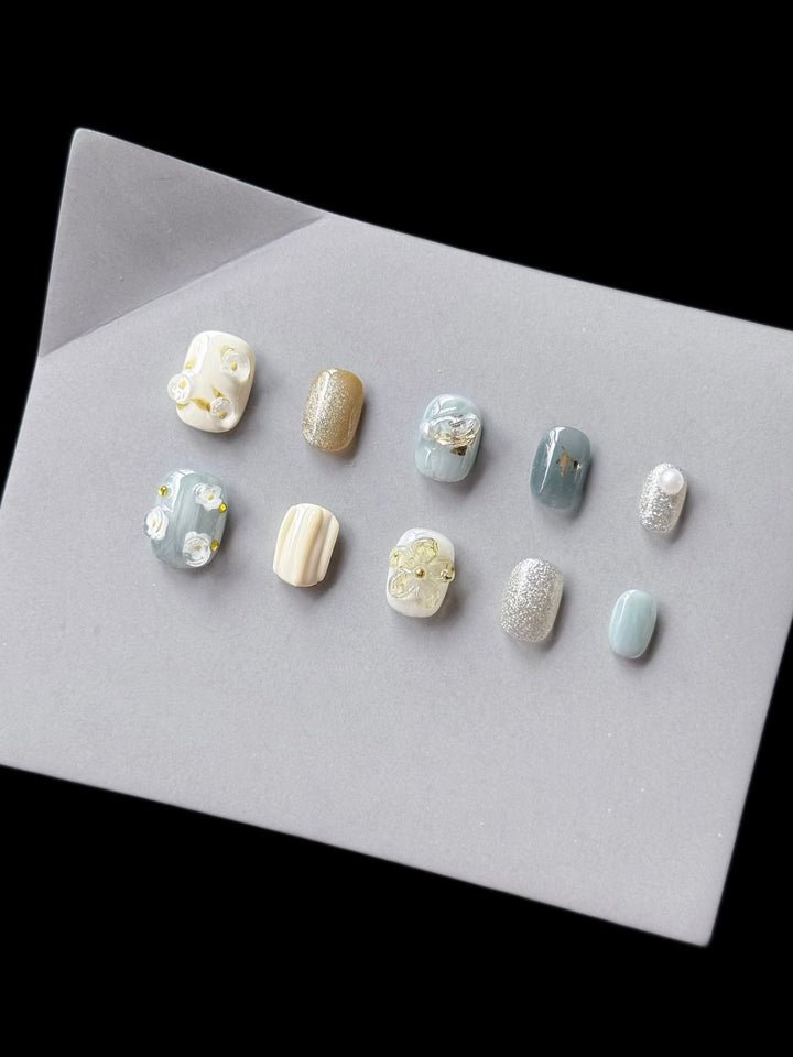 Dekorativer Press-On Nagelkunst Set mit eleganten Blumen- und Glitzerelementen