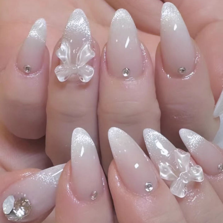 Elegante Stiletto Press-On Nägel mit dekorativen Akzenten Karnz