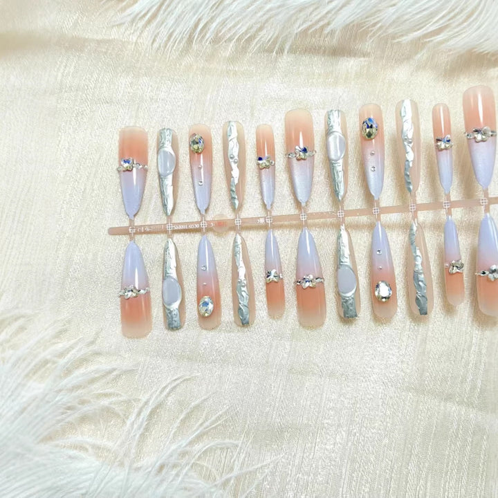 Kunstnägel mit eleganten Glitzer- und Kristallakzenten Karnz