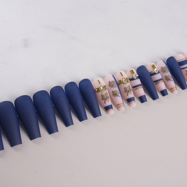 Kunstnagelset mit elegantem Laubdesign und mattem Finish Karnz