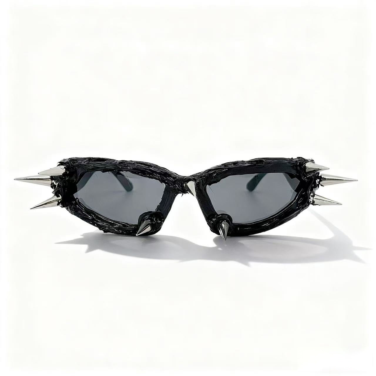 Damen extravagante Mode-Sonnenbrille mit einzigartigem Spikes-Design Karnz