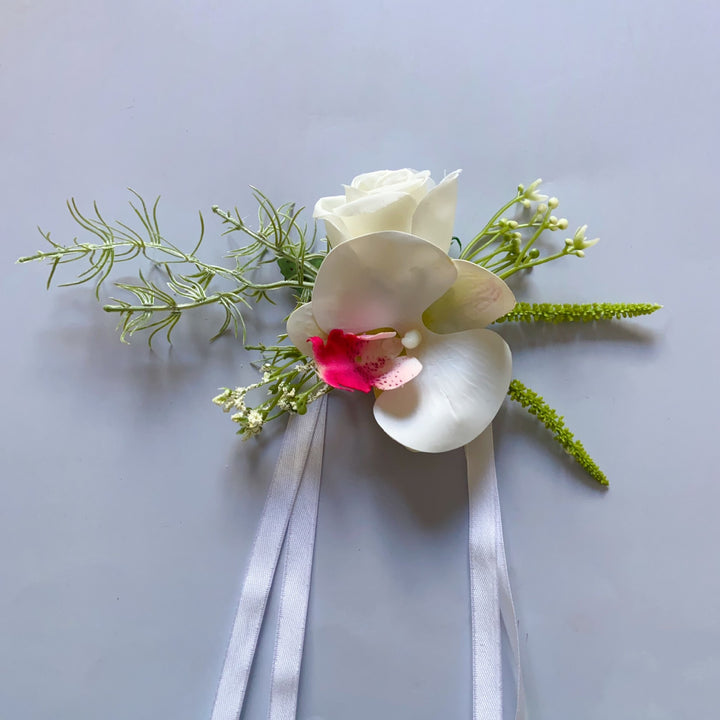 Dekorativer floraler Anstecker