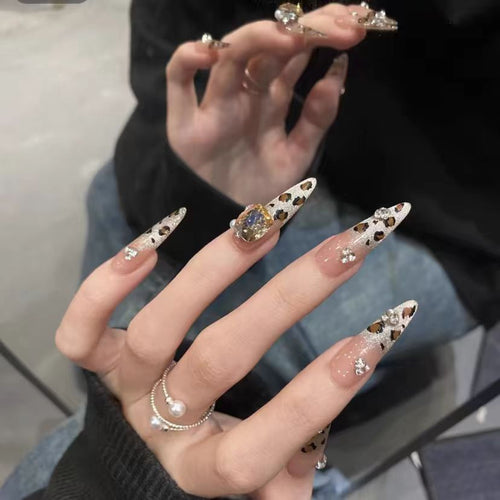 Kunstnägel mit Glamourösen Glitzerakzenten und Leopardenmotiv Karnz